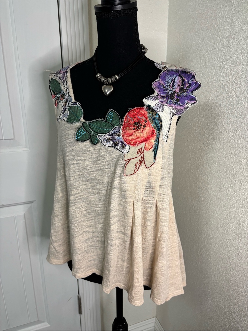 Floral Appliqué Cream Sleeveless Women's Tank Top